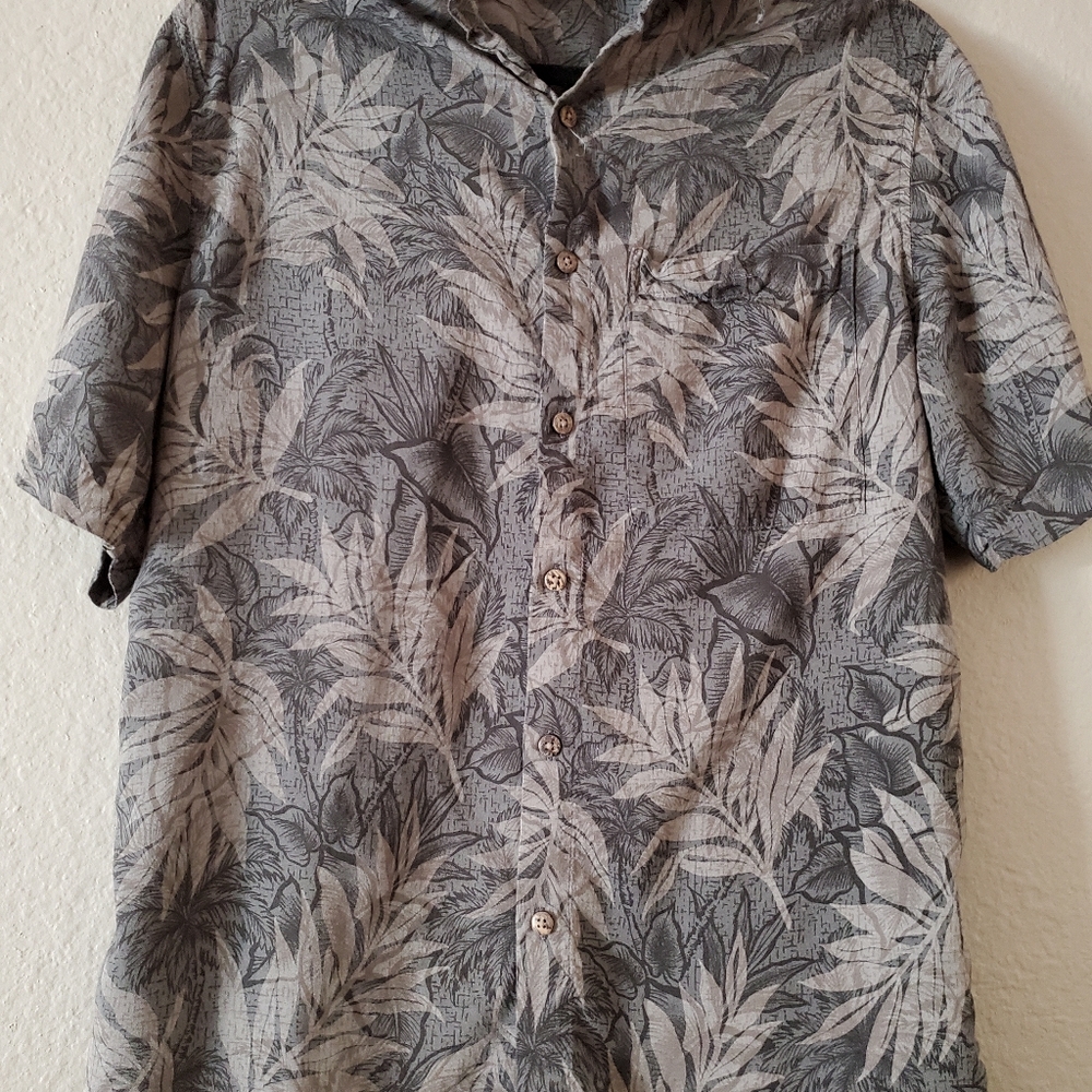 Batik Bay Hawaiian print button down size small